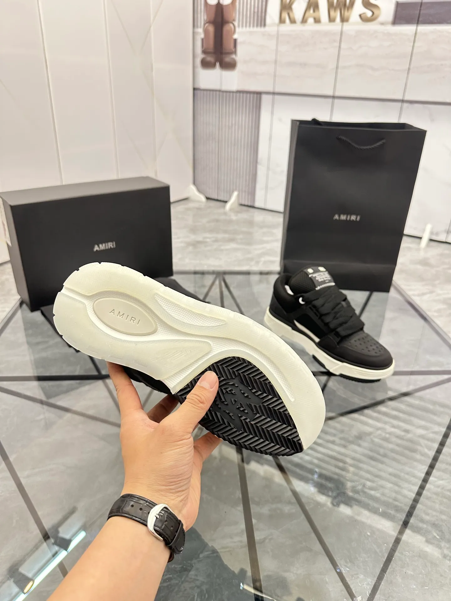 Men's shoes: 💰P720¥ Guangzhou top quality Product trademark: AMIRI* "Amir*" low-top casual shoes Regular size: 39-44 (can be customized to 45) Product materials: upper imported first-layer cowhide stitching original material, breathable lining, original outsole. Number: 525